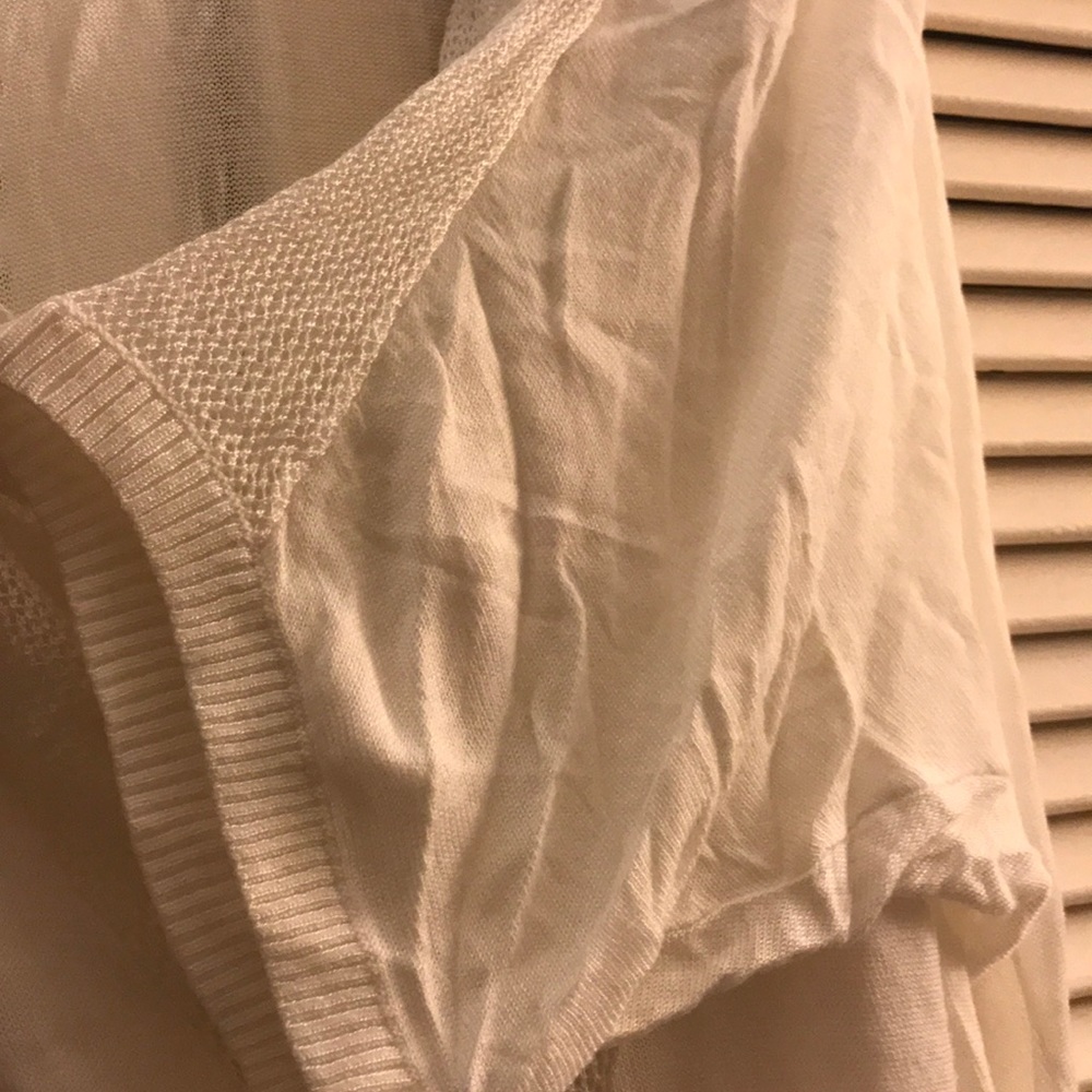 White top - Picture 4 of 4